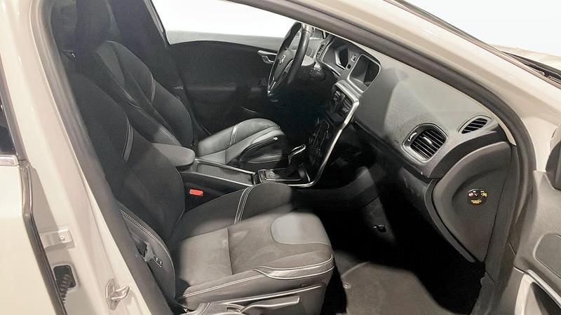 Begagnad Volvo V40 150 HK (110 kW) 2015 Vit Halvkombi