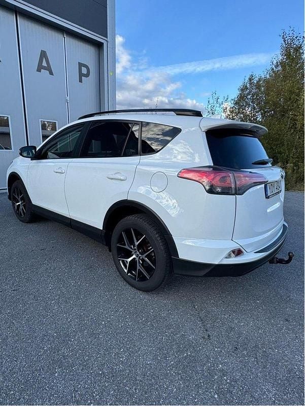Vit Begagnad 2016 Toyota RAV4 Hybrid Active SUV | 230 000 kr (Marknadspris) - Bild 1/4