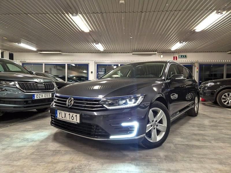Grå Begagnad 2018 VW Passat GTE Kombi | 159 900 kr (Bra pris) - Bild 1/4
