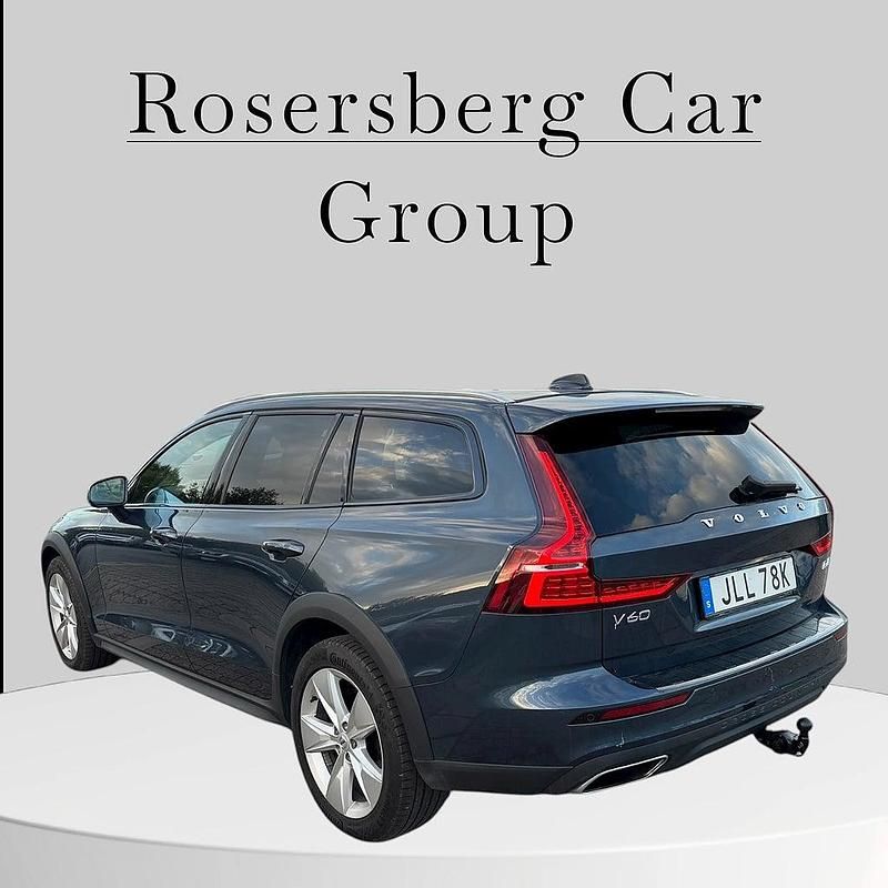 Begagnad Volvo V60 CC Momentum 197 HK (144 kW) 2022 Mörkblå Kombi