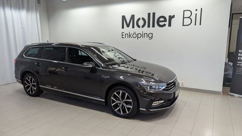Mörkgrå (mangan grey metallic) Begagnad 2022 VW Passat R-line Kombi | 279 000 kr (Bra pris) - Bild 1/4