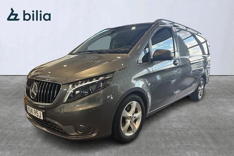 Grå Begagnad 2023 Mercedes Vito Minibuss | 389 000 kr (Marknadspris) - Bild 1/4