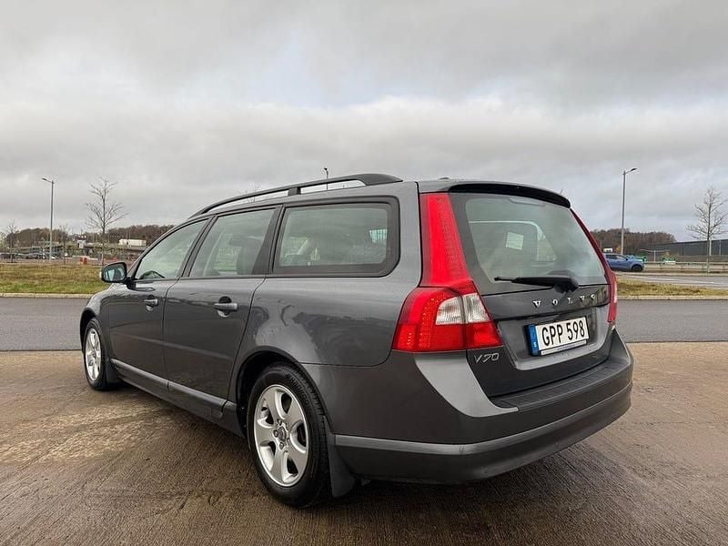 Begagnad Volvo V70 Momentum 163 HK (119 kW) 2008 Grå (grå metallic) Kombi