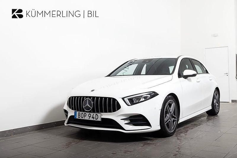 Vit Begagnad 2020 Mercedes A200 Sport Halvkombi | 239 900 kr (Marknadspris) - Bild 1/4