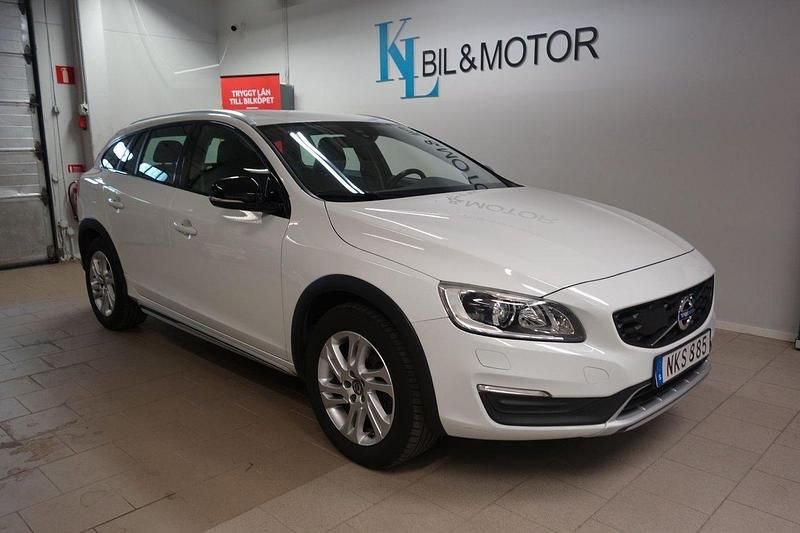 Vit (icevit) Begagnad 2016 Volvo V60 CC Summum Kombi | 219 900 kr (Marknadspris) - Bild 1/4