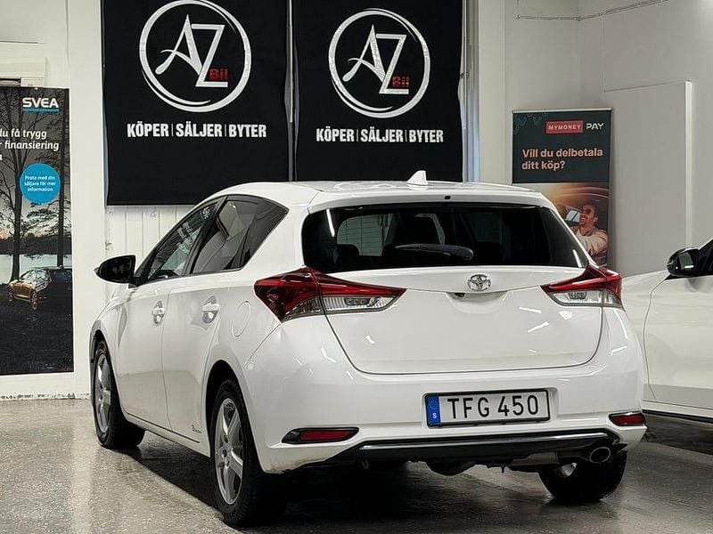 Begagnad Toyota Auris Business Edition 112 HK (82 kW) 2015 Vit Halvkombi
