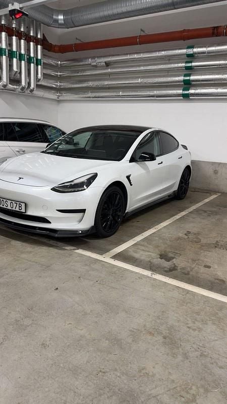 Begagnad 2019 Tesla Model 3 Standard Range Plus Sedan | 235 000 kr (Marknadspris) - Bild 1/4