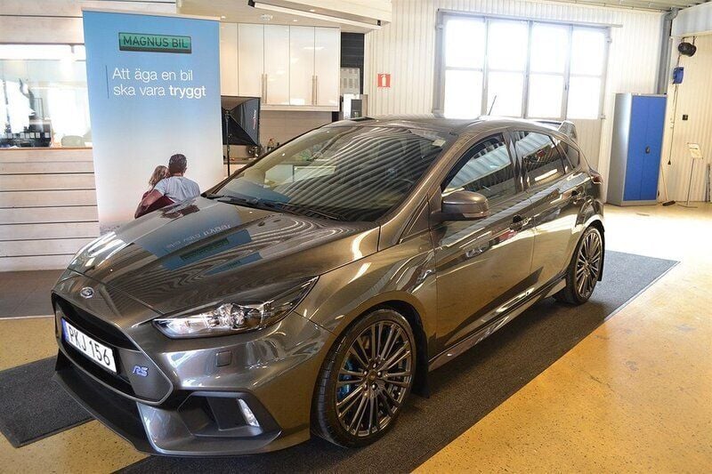 Grå (grå metallic) Begagnad 2017 Ford Focus RS Halvkombi | 389 500 kr - Bild 1/4
