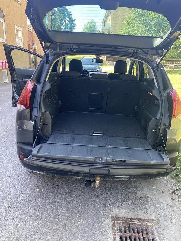 Grå Begagnad 2015 Peugeot 3008 Kombi | 60 000 kr (Marknadspris) - Bild 1/4