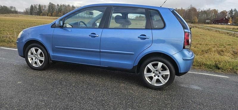 Blå Begagnad 2008 VW Polo Comfortline Halvkombi | 26 000 kr (Marknadspris) - Bild 1/4