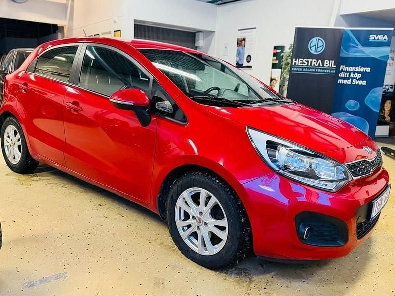 Röd Begagnad 2013 Kia Rio Halvkombi | 69 900 kr (Bra pris) - Bild 1/4