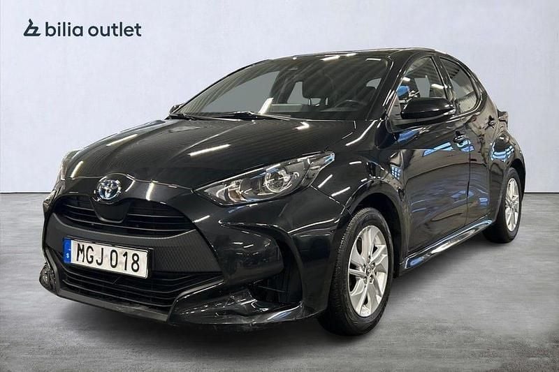 Svart Begagnad 2022 Toyota Yaris Active Halvkombi | 164 900 kr (Superpris) - Bild 1/4