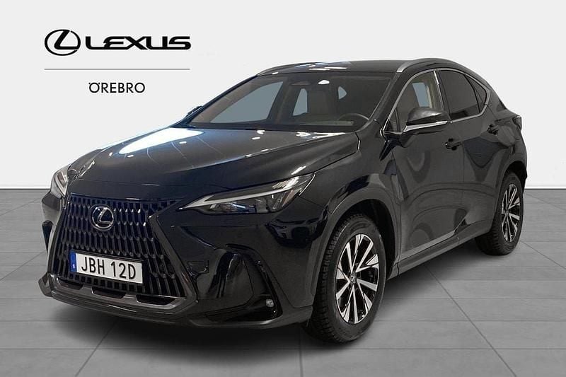 Svart Begagnad 2025 Lexus NX450h+ Business Edition SUV | 579 900 kr (Bra pris) - Bild 1/4