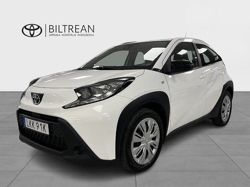 Vit Begagnad 2022 Toyota Aygo X Play SUV | 169 900 kr (Marknadspris) - Bild 1/3