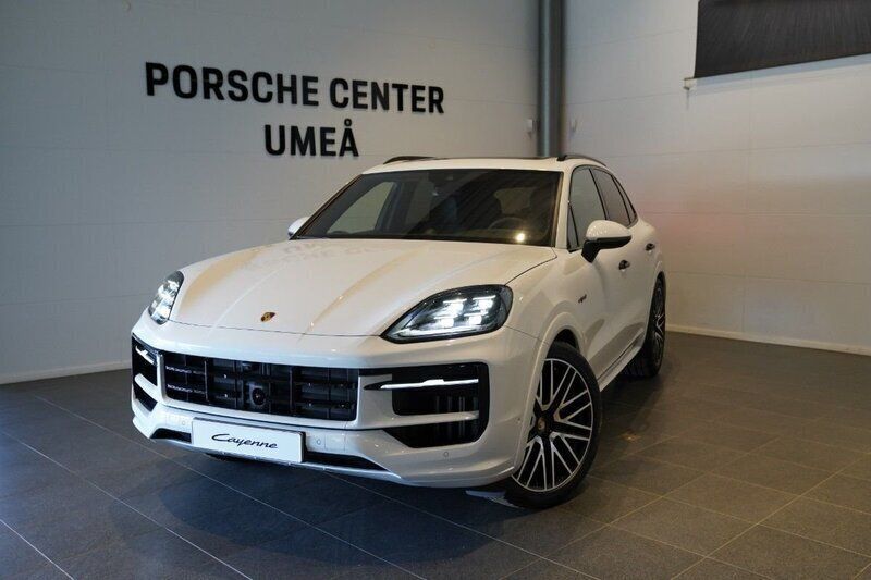 Vit (white) Begagnad 2024 Porsche Cayenne SUV | 1 539 000 kr - Bild 1/4