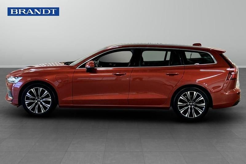 Begagnad Volvo V60 Core 355 HK (261 kW) 2023 Röd Kombi