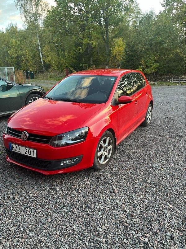 Röd Begagnad 2013 VW Polo Halvkombi | 70 000 kr (Marknadspris) - Bild 1/4