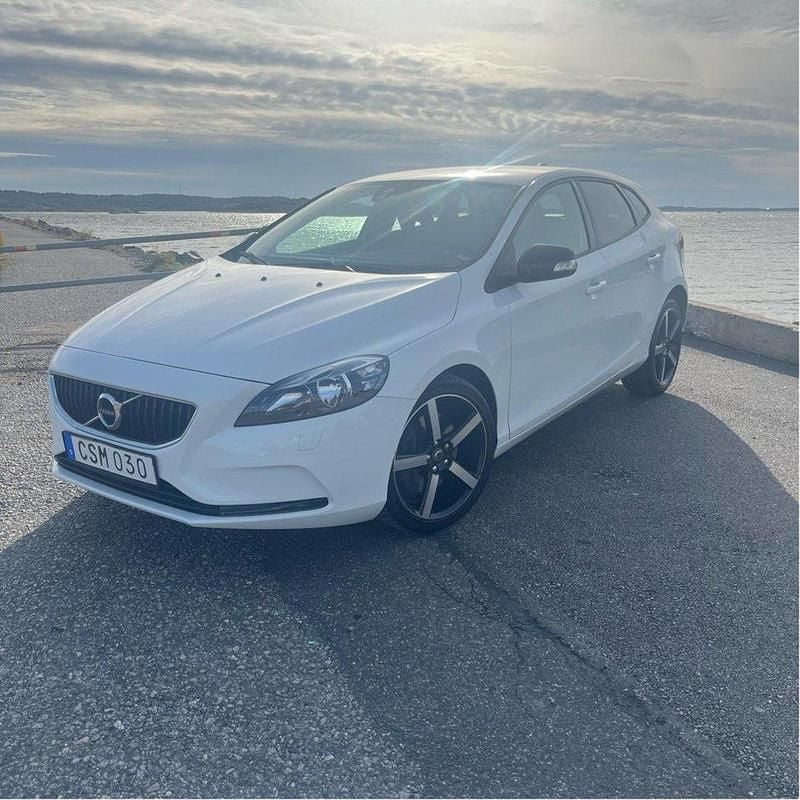 Vit Begagnad 2017 Volvo V40 Kinetic Kombi | 173 000 kr (Marknadspris) - Bild 1/4