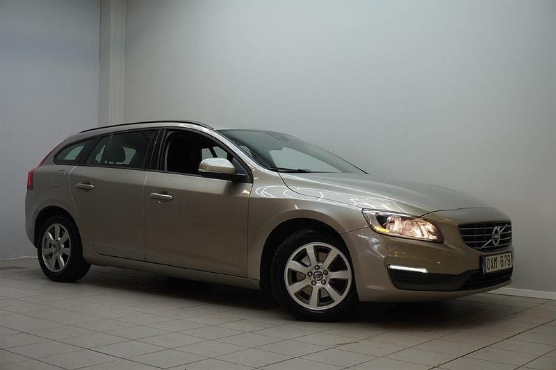 Ljusbrun (brun) Begagnad 2014 Volvo V60 Kinetic Kombi | 94 800 kr (Marknadspris) - Bild 1/4