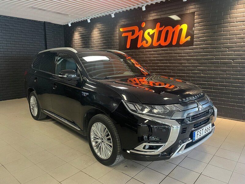 Svart Begagnad 2018 Mitsubishi Outlander P-HEV SUV | 229 000 kr (Dyr) - Bild 1/4