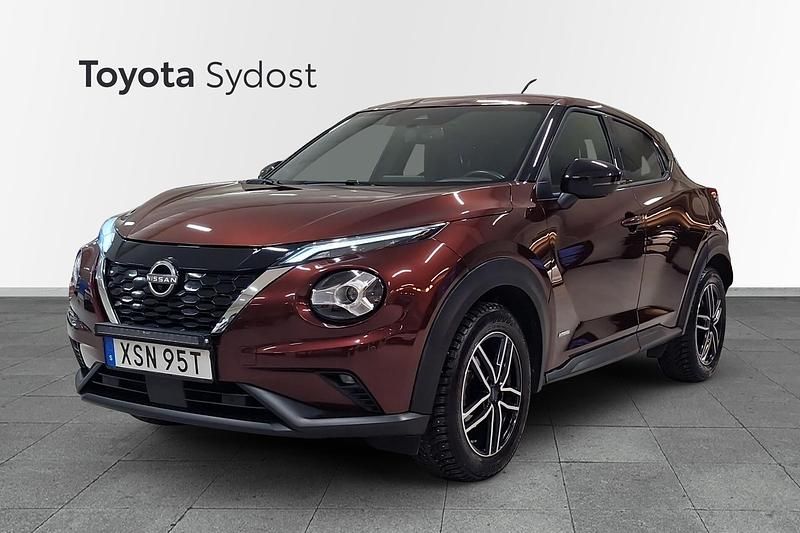 Mörkröd metallic Begagnad 2023 Nissan Juke Tekna SUV | 229 000 kr (Marknadspris) - Bild 1/4