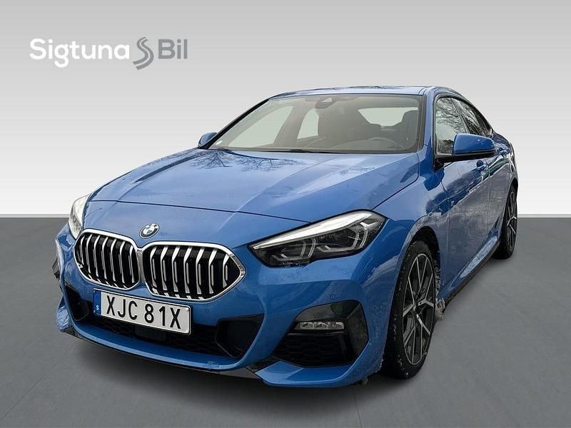 Blå Begagnad 2022 BMW 218 M Sport Sportkupé | 284 900 kr (Marknadspris) - Bild 1/3