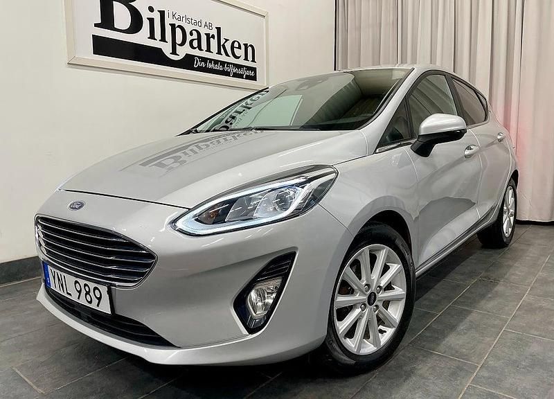 Grå Begagnad 2017 Ford Fiesta Titanium Halvkombi | 99 900 kr (Marknadspris) - Bild 1/3
