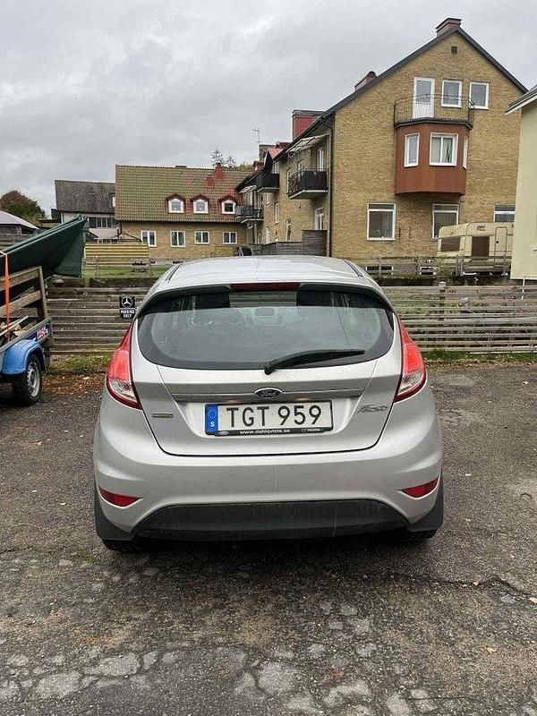 Grå Begagnad 2015 Ford Fiesta Titanium Halvkombi | 40 000 kr (Bra pris) - Bild 1/4