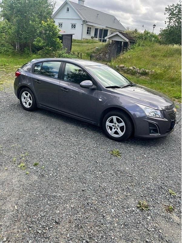 Grå Begagnad 2013 Chevrolet Cruze Halvkombi | 45 000 kr (Marknadspris) - Bild 1/4