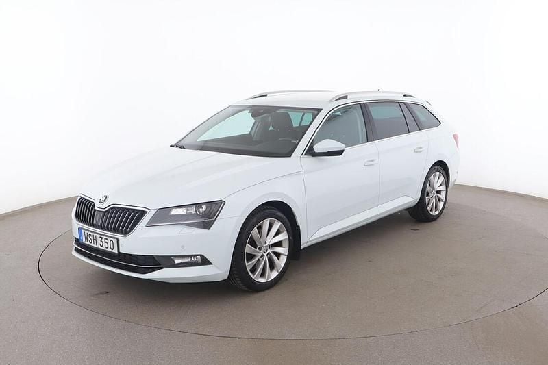 Vit Begagnad 2016 Skoda Superb Style Kombi | 177 000 kr (Marknadspris) - Bild 1/4