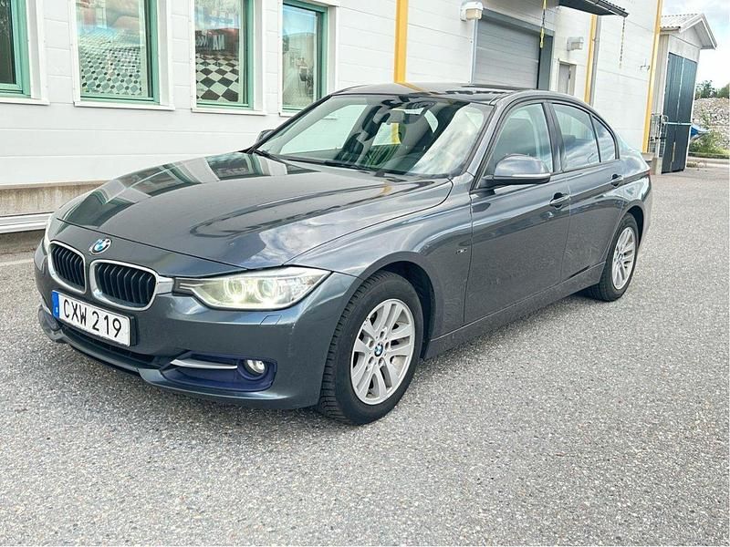 Grå Begagnad 2015 BMW 320 Sport Line Sedan | 99 900 kr (Superpris) - Bild 1/4