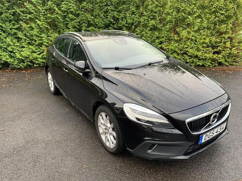 Svart Begagnad 2017 Volvo V40 CC Momentum Kombi | 145 000 kr (Bra pris) - Bild 1/4