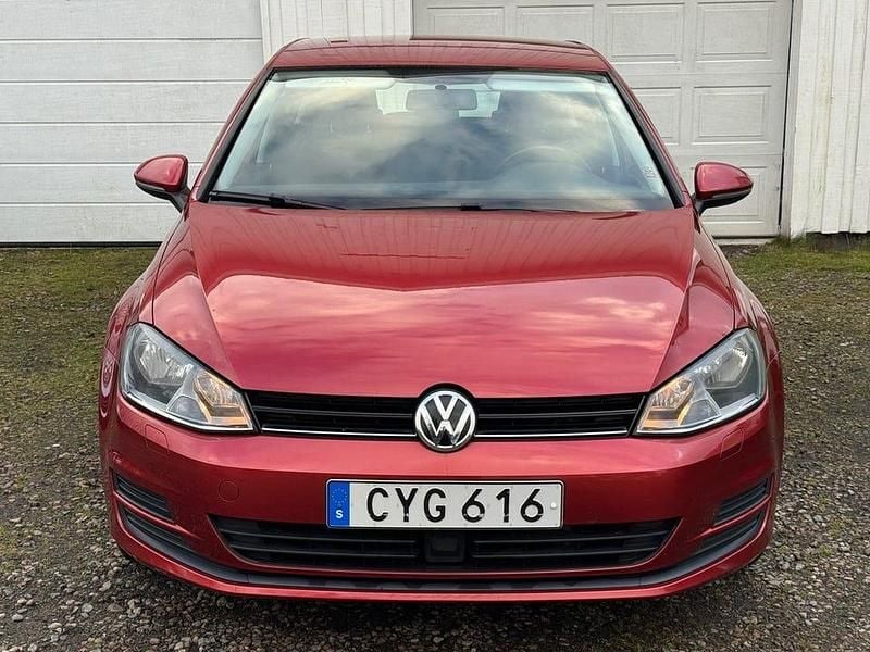 Röd Begagnad 2014 VW Golf VII Halvkombi | 99 900 kr (Marknadspris) - Bild 1/4