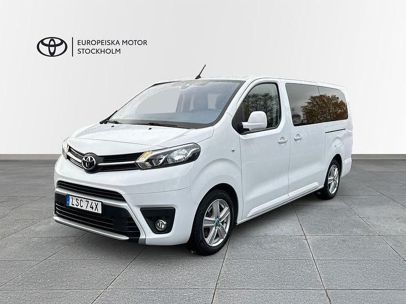 Vit Begagnad 2023 Toyota Proace Verso Kombi | 349 900 kr (Marknadspris) - Bild 1/4