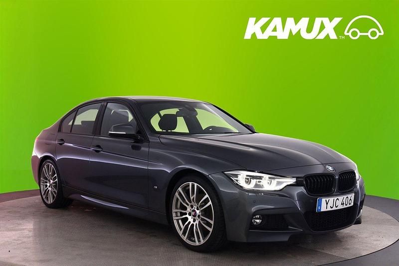 Silver/grå Begagnad 2018 BMW 330e M Sport Sedan | 264 800 kr (Marknadspris) - Bild 1/4