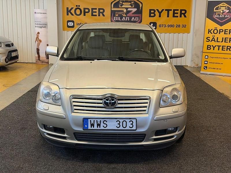 Silver Begagnad 2005 Toyota Avensis Sedan | 49 900 kr (Lite dyr) - Bild 1/4