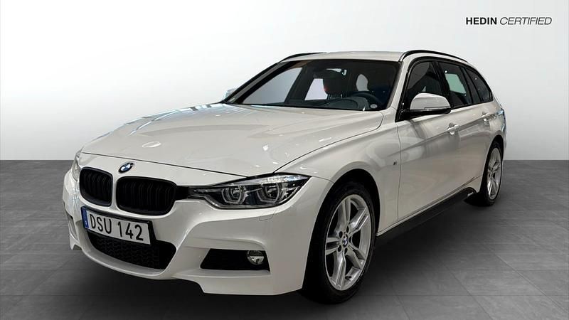 Vit (white) Begagnad 2019 BMW 320 M Sport Kombi | 219 900 kr (Marknadspris) - Bild 1/4