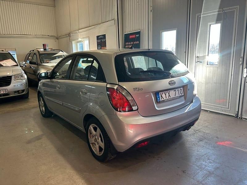 Begagnad Kia Rio 97 HK (71 kW) 2010 Silver Halvkombi
