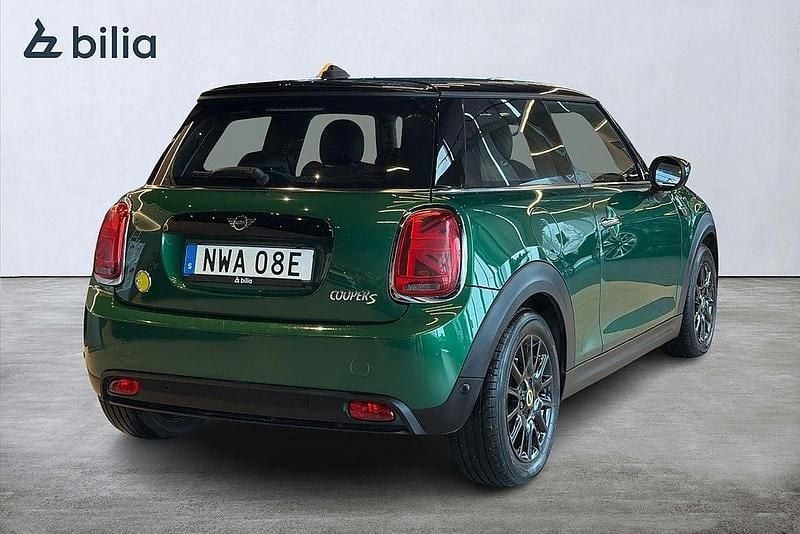 Begagnad Mini Cooper SE Essential 135 kW (184 HK) 2022 British racing grön Halvkombi