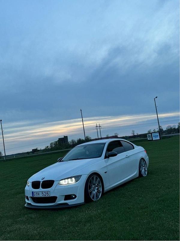 Vit Begagnad 2008 BMW 335 Comfort Edition Sportkupé | 199 000 kr (Dyr) - Bild 1/4