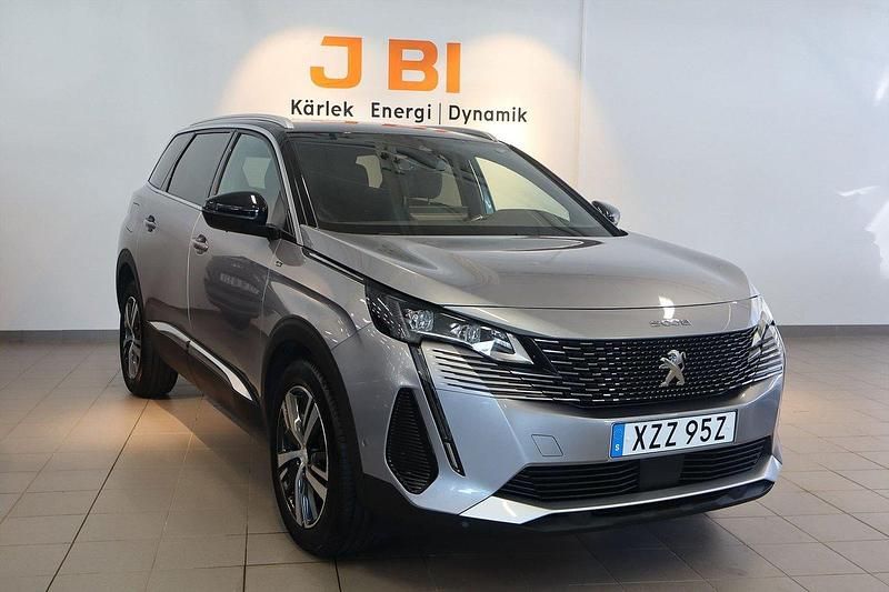 Grå artense Begagnad 2023 Peugeot 5008 GT Minibuss | 314 900 kr (Marknadspris) - Bild 1/4