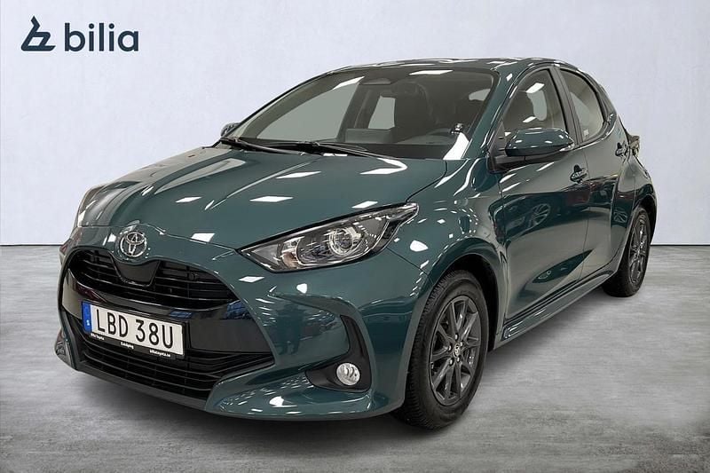 Grön Begagnad 2025 Toyota Yaris Hybrid Active Halvkombi | 248 500 kr (Marknadspris) - Bild 1/3
