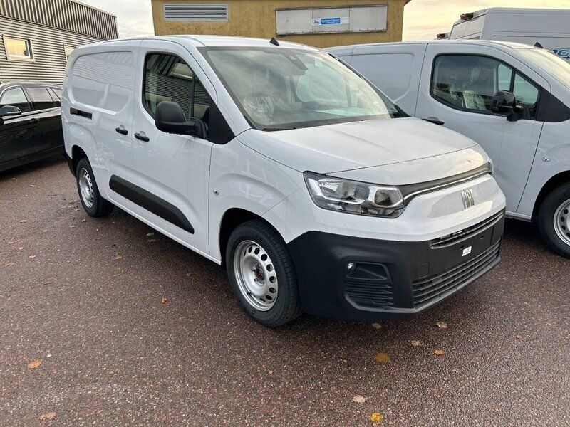 Vit Begagnad 2023 Fiat Doblò Minibuss | 334 875 kr - Bild 1/4