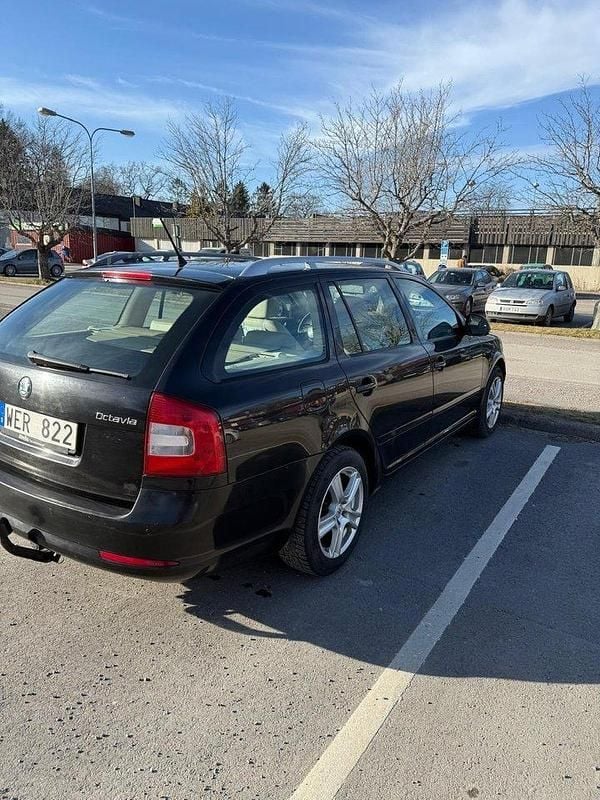 Svart Begagnad 2011 Skoda Octavia Elegance Kombi | 45 000 kr (Marknadspris) - Bild 1/3