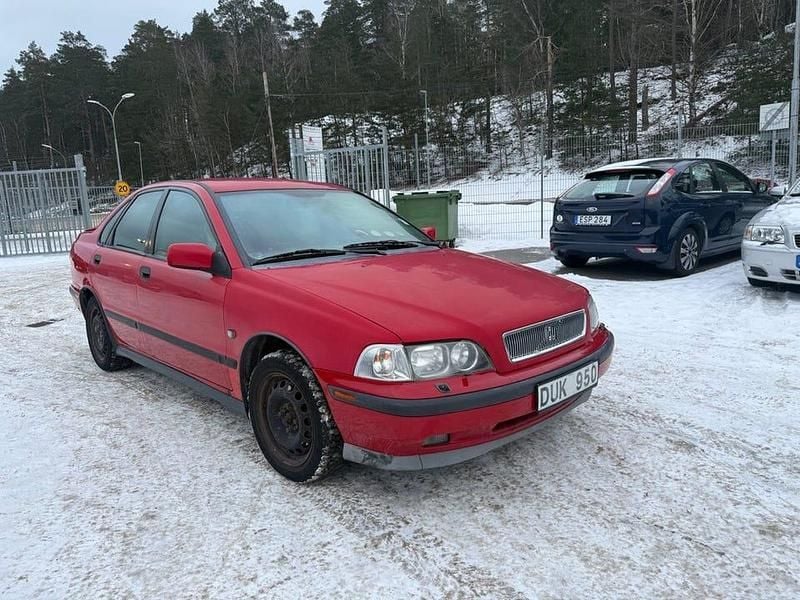 Röd Begagnad 1999 Volvo S40 Sedan | 19 900 kr (Marknadspris) - Bild 1/4