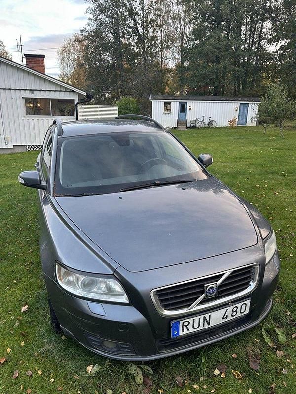 Grå Begagnad 2009 Volvo V50 Momentum Kombi | 17 000 kr (Bra pris) - Bild 1/4