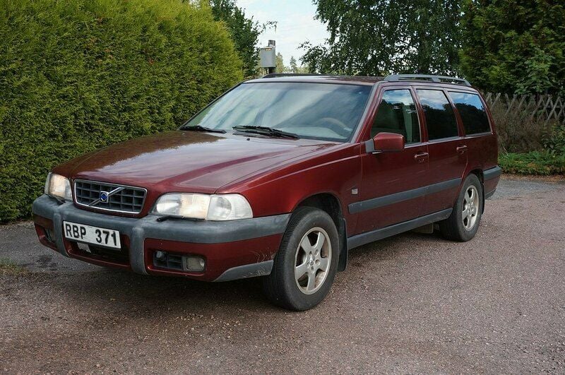 Mörkröd Begagnad 1999 Volvo XC70 SUV | 19 500 kr - Bild 1/4