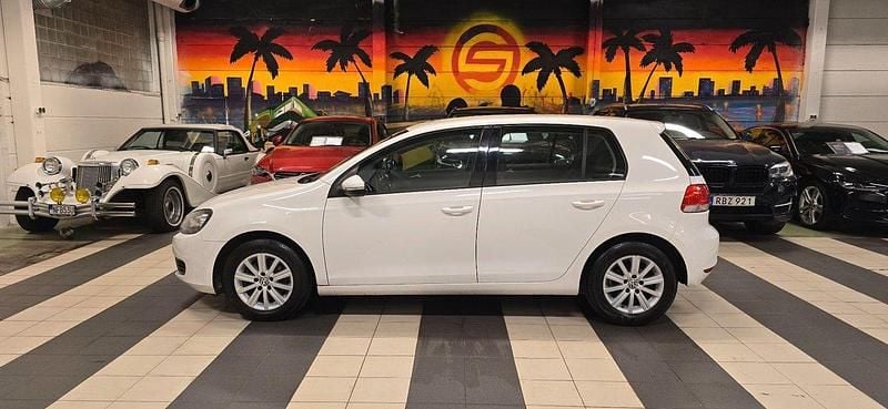 Vit Begagnad 2010 VW Golf VI Halvkombi | 69 800 kr (Marknadspris) - Bild 1/4