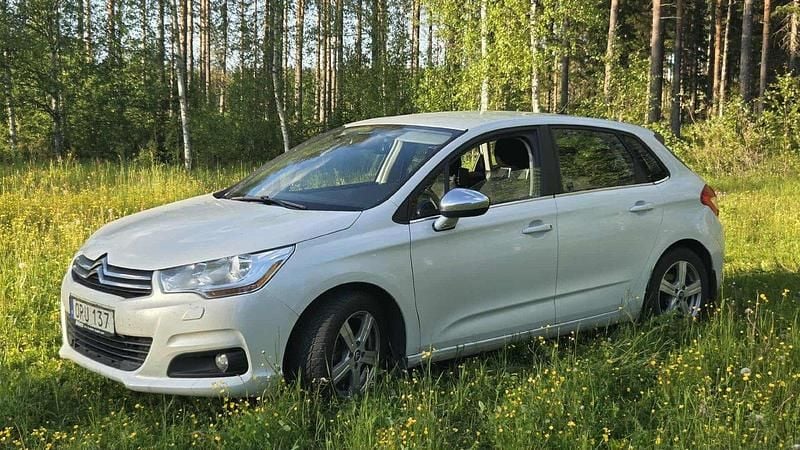 Vit Begagnad 2014 Citroën C4 Halvkombi | 75 000 kr (Bra pris) - Bild 1/4