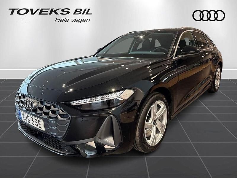 Svart (mytsvart metallic) Ny 2025 Audi A5 Design Sportkupé | 671 600 kr - Bild 1/4